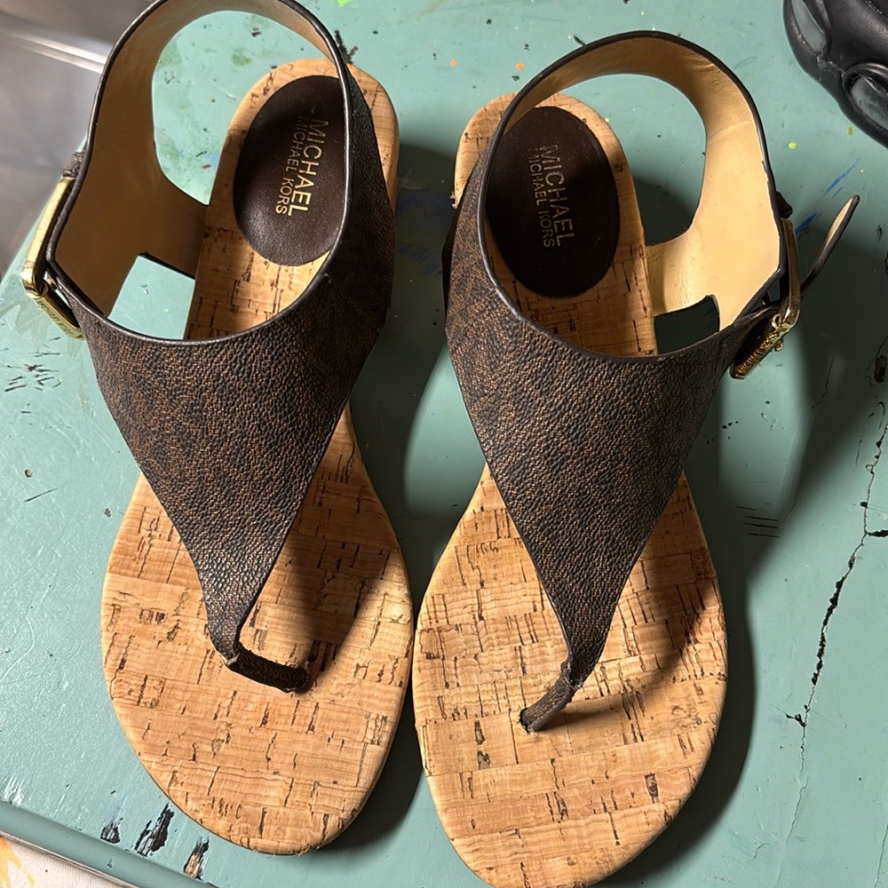 Women’s sandals does not have tags, but they have never been worn